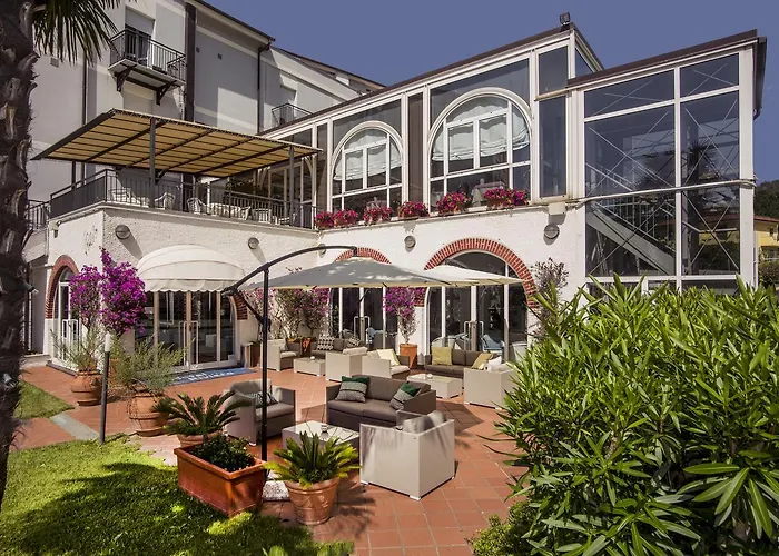 Hotel Riviera 3 Stelle Con Piscina Estiva Gratuita E Garage A Pagamento Spotorno